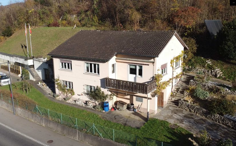 VERKAUFT !!! ___________________________________________ 6 Zimmer Wohnhaus mit grosszügiger Veranda und grosser Einstellhalle