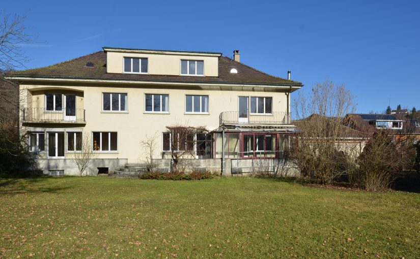 VERKAUFT !!! ___________________________________________ Grossraum-Villa mit über 26 Räumen, Garage und umfangreichem Garten in Hölstein, Baselland