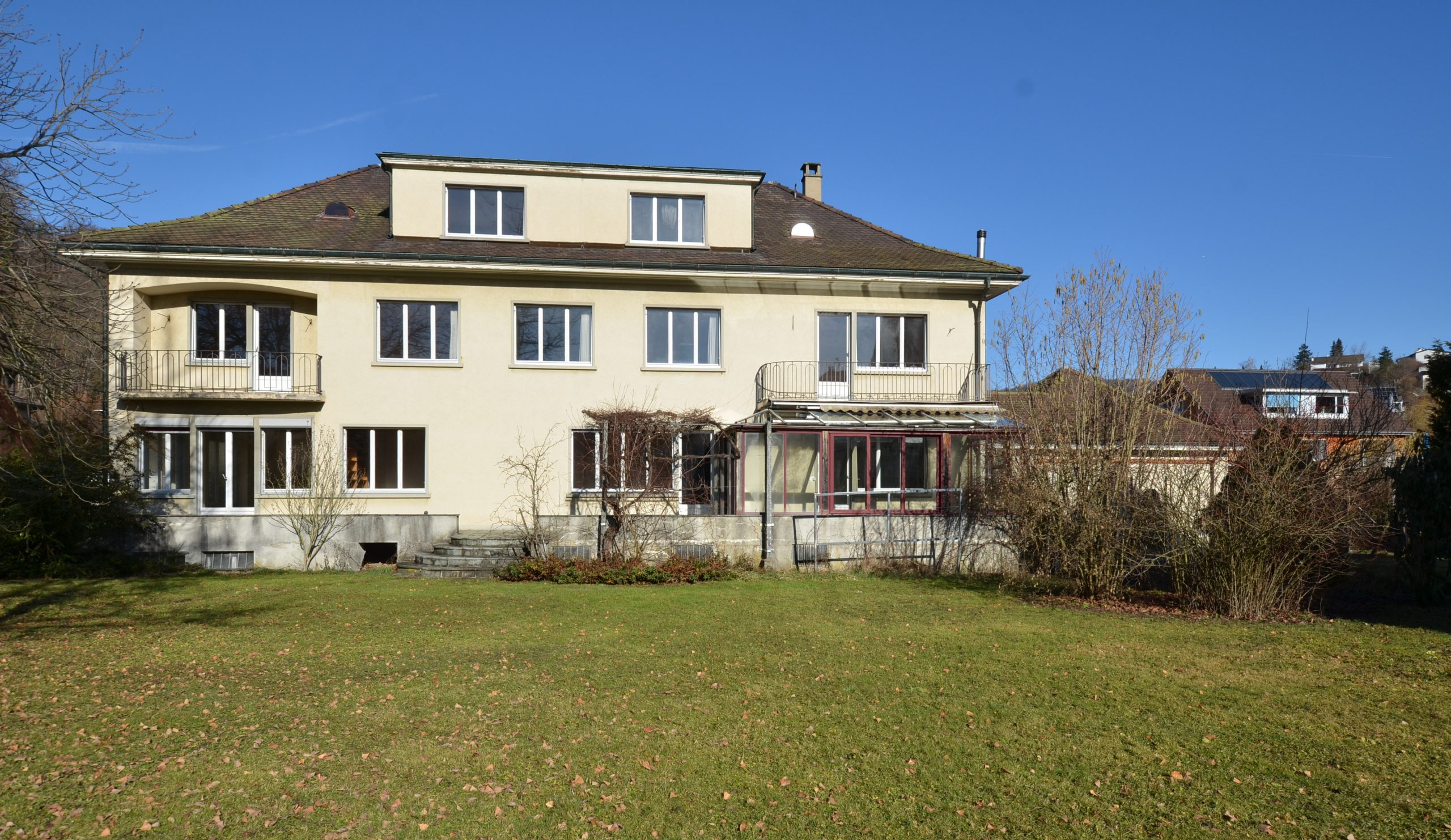 VERKAUFT !!!  ………………………………………………………………………………………….. Grossraum-Villa mit über 26 Räumen, Garage und umfangreichem Garten in Hölstein, Baselland