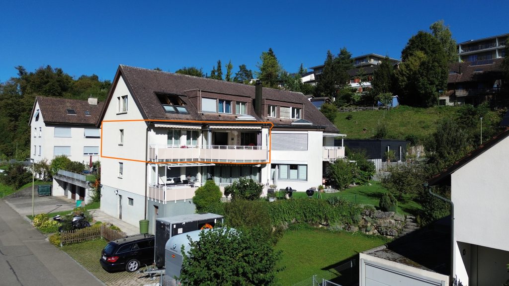 Attraktive 4,5-Zimmer-Wohnung mit grossem Wintergarten und Balkon an ruhiger Lage in Hölstein Attraktive 4,5-Zimmer-Wohnung mit grossem Wintergarten und Balkon an ruhiger Lage in Hölstein