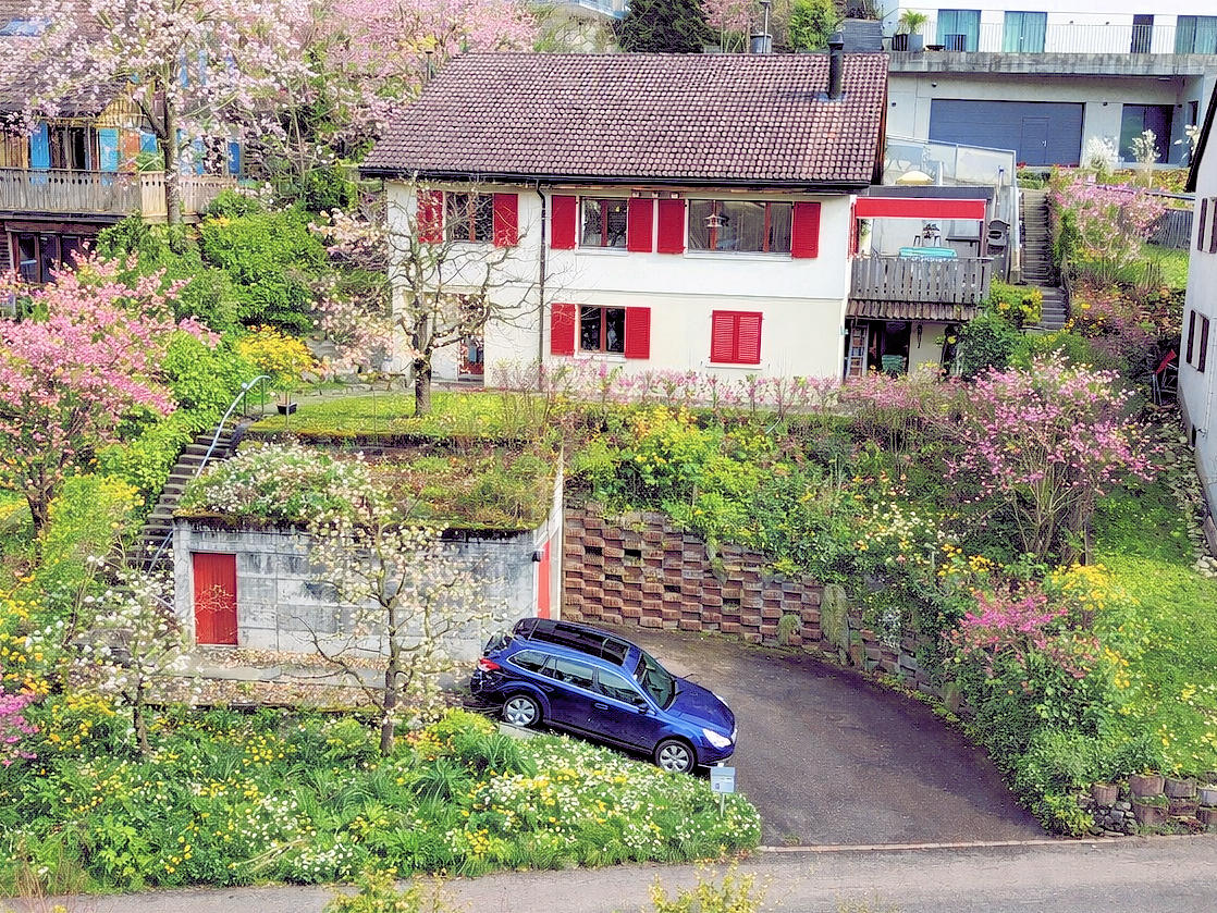 VERKAUFT !!!  ………………………………………………………………………………………….. Freistehendes 6½-Zimmer-EFH an unverbaubarer Sonnenlage in Hölstein